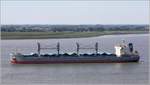 Die 2015 gebaute WESTERN DURBAN (IMO 9700031) fährt Höhe Bremerhaven weseraaufwärts. Sie ist 179,30 m lang und 30 m breit, hat eine GT/BRZ von 24.868 und eine DWT von 39.000 t. Heimathafen ist Manila (Philippinen). 31.07.2020