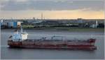 Die 2017 gebaute ST. CLEMENS (IMO 9790361) fährt Höhe Bremerhaven weserabwärts. Die ursprünglich orange Rumpffarbe ist weitgehend verblasst. Der Tanker hat eine Länge von 183,06 m und eine Breite von 32,20 m, die GT/BRZ beträgt 29.365 und die DWT 49.998 t. Heimathafen und Flagge: Panama. 31.08.2020