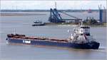 Die 2020 gebaute GREEN K-MAX 4 (IMO 9838084) fährt Höhe Bremerhaven weseraufwärts, um in Nordenham seine Ladung zu löschen. K-MAX steht für Kamsarmax, eine Schiffsgröße, die gerade noch den Bauxithafen von Kamsar in Guinea anlaufen kann. Sie ist 229 m lang und 32 m breit. Heimathafen ist Monrovia (Liberia). 01.09.2020