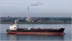 Die 2016 gebaute SADAH SILVER (IMO 9718820) fährt Höhe Bremerhaven weserabwärts. Dieser Tanker ist 183,06 m lang und 32,2 m breit, hat eine GT/BRZ von 29.354 und eine DWT von 49.734 t. Heimathafen ist Majuro (Marshall Islands). 26.09.2020