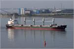 Die 2014 gebaute ES DIGNITY (IMO 9606039) fährt Höhe Bremerhaven weserabwärts. Dieser Bulker ist 177,85 m lang und 28,6 m breit, hat eine GT/BRZ von 22.871 und eine DWT von 37.984 t. Heimathafen ist Majuro (Marshall Islands). Früherer Name: WESTERN CORONEL. 26.09.2020