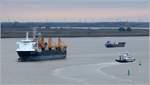 Die 2008 in Bremerhaven gebaute COMBI DOCK I (IMO 9400473) kommt durch den Blexer Bogen die Weser herunter. Dieses Schwerlastschiff ist 169,40 m lang und 25,73 m breit, hat eine GT/BRZ von 17.341 und eine DWT von 10.480 t. Heimathafen ist St. John's (Antigua and Barbuda). Rechts im Bild ist die Weserfähre BREMERHAVEN auf dem Weg nach Nordenham-Blexen. Dahinter liegt ein kleiner Stückgutfrachter auf Reede. Bremerhaven, 05.10.2020