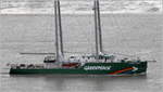 Blick auf den Rumpf der 2011 gebauten RAINBOW WARRIOR (IMO 9575383), die auf ihrem Weg von Bremen nach Amsterdam Bremerhaven passiert. Der Motorsegler von Greenpeace ist 61,337 m lang und 11,45 m breit, die GT/BRZ beträgt 855 und die DWT 179,9 t. Die Segelfläche beträgt 1.290 m². Heimathafen ist Amsterdam (Niederlande) 12.10.2020
