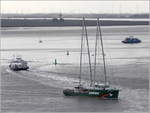 Die 2011 gebaute RAINBOW WARRIOR (IMO 9575383) passiert Bremerhaven auf ihrem Weg von Bremen nach Amsterdam. Der Motorsegler von Greenpeace ist 61,337 m lang und 11,45 m breit, die GT/BRZ beträgt 855 und die DWT 179,9 t. Die Segelfläche beträgt 1.290 m². Heimathafen ist Amsterdam (Niederlande) 12.10.2020