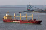 Die 2015 gebaute MAESTRO PEARL (IMO 9711717) fährt Höhe Bremerhaven weserabwärts. Der Bulker ist 177,85 m lang und 28,60 m breit, hat eine GT/BRZ von 22.872 und eine DWT von 36.920 t. Heimathafen ist Majuro (Marshall Islands). 24.10.2020