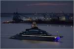 Die NORD (IMO 9853785) ist die neueste Gigayacht der Lürssen-Werft in Bremen-Vegesack. Unter dem Projektnamen OPUS habe ich das Schiff kürzlich hier vorgestellt, siehe Bild ID 67738 und 67739. Sie soll 142 m lang sein und 36 Passagieren sowie der Besatzung Platz bieten. Hier ist sie Höhe Bremerhaven weserabwärts unterwegs. Im Dunkeln wird die interessant gestaltete Außenbeleuchtung gut sichtbar. 03.11.2020 