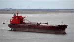Die 1991 gebaute YEOMAN BRIDGE (IMO 8912302) passiert Bremerhaven weserabwärts fahrend auf ihrem Rückweg zum Glensanda Steinbruch in Schottland. Dieser selbstentladende Bulker ist 249,90 m lang und 38,07 m breit, hat eine GT/BRZ von 55.695 und eine DWT von 96.772 t. Heimathafen ist Naussau (Bahamas). Früherer Name: EASTERN BRIDGE. 04.01.2021