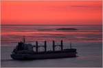 Der 180 m lange Bulker WESTERN MIAMI (IMO 9743215) vor dem Abendhimmel der Außenweser. 15.04.2021