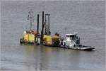 Der Schubschlepper GRUNO (ENI 05402820) ist mit dem Bohrponton GEBO auf der Weser vor dem Strandbad in Bremerhaven im Einsatz. Vermutlich werden Untersuchungen des Untergrundes für die geplante Verschwenkung der Nordmole der Geestemündung vorgenommen. Die GRUNO wurde 1940 gebaut, ist 18 m lang und 5,05 m breit. Heimathafen ist Leer. 15.04.2021