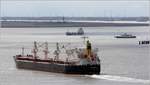 Die 2009 gebaute ANTOINE (IMO 9478765) passiert Bremerhaven weseraufwärts. Der Bulker ist 189,99 m lang und 32.60 m breit, hat eine GT/BRZ von 31.280 und eine DWT von 55.498. Heimathafen ist Majuro (Marshall Islands). 14.04.2021