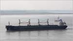 Die 2012 gebaute OTZIAS (IMO 9594418) fährt bei diesigem Wetter Höhe Bremerhaven weseraufwärts. Der Bulker ist 189,99 m lang und 32,26 m breit, hat eine GT/BRZ von 33.044 und eine DWT von 56.720 t. Heimathafen ist Valletta (Malta). 19.04.2021