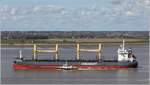 Die 2014 gebaute ECKERT OLDENDORFF (IMO 9676591) fährt in Höhe Bremerhaven weseraufwärts. Sie ist 179,99 m lang und 30 m breit, hat eine GT/BRZ von 25.431 und eine DWT von 38.330 t. Heimathafen ist Valletta (Malta). Die WESERLOTSE ist zum Lotsenwechsel längsseits gegangen. 26.04.2021