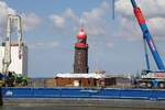 Der rote Leuchtturm an der Geeste Mündung in die Weser in Bremerhaven, das Nordmolenfeuer, geriet durch eine Fundament Absenkung in gefährliche Schieflage und drohte umzustürzen. Am 21.08.2022 war er bereits abgestützt und gesichert worden. Aber für eine echte Rettung war es zu spät. Er soll nun in der 34. Kalenderwoche 2022 abgetragen werden. Die rote historische Kuppel soll aber erhalten bleiben. Damit versinkt ein echtes Stück nautische Geschichte.
Die Aufnahme entstand vom Parkplatz am Südmolenfeuer aus.

