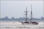 Der 1932 gebaute Zweimast-Toppsegelschoner BELLE POULE steuert am 26.08.2008 Bremerhaven an, um sich an der Ltten Sail zu beteiligen. Sie wird von der franzsischen Kriegsmarine (Heimathafen Brest) als Segelschulschiff genutzt. Die BELLE POULE ist 37,50 m lang, 7,40 m breit, hat einen Tiefgang von 3,65 m und eine Segelflche von 450 m.