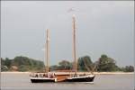 Der Weserkahn FRANZIUS wurde 2000 in Vegesack gebaut, ist 29 m lang, 6,25 m breit, hat einen Tiefgang von 1,25 m und eine Segelflche von 274 m. Hier ist sie am 22.08.2008 auf der Weser bei Brake unterwegs.