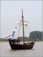 Der Nachbau der KAMPER KOGGE aus den Niederlander am 22.08.2008 bei Brake Weser aufwrts fahrend. Sie ist 21 m lang, 7 m breit und hat eine Segelflche von 140 m.
