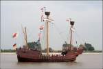 Die LISA VON LBECK am 22.08.2008 auf der Weser bei Brake. Sie ist der Nachbau einer Kraweel mit einer Lnge von 35,90 m, einer Breite von 9,30 m und einer Segelflche von 276 m. Die Kraweelen sind Nachfolger der Koggen und kamen zum Ende der Hansezeit auf. Whrend Koggen nur ber einen Mast verfgen, waren die Kraweelen mit drei Masten bestckt. Der Name hat nicht nur zufllig eine hnlichkeit mit der sdeuropischen Caravelle. Auch die Bauart war vllig neu und ermglichte dadurch eine greren Schiffskrper mit einer deulich grere Zuladug und auch eine Bewaffnung mit Kanonen.