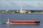 Die 1992 gebaute Barge HJORT II (IMO 9043378) wird am vom Schlepper VINDEBY II (IMO 7928158) Weser abwrts geschoben. Die Barge fuhr frher unter dem Namen BALDUR. Sie ist 110,40 m lang, 21 m breit und hat eine GT von 7543. Heimathafen ist Svendborg in Dnemark.
