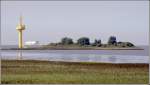 Auf der kleinen Insel Langltjen I in der Weser steht einer der fr die Schiffsverkehrslenkung heute unentbehrlichen Radartrme. Im Hintergrund steuert ein Autotransporter Bremerhaven an. 12.08.2007