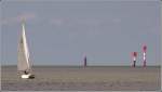 Das Ober- und Unterfeuer der 1981 erbauten Richtfeuerstrecke Solthrn in der Auenweser stehen 700 m auseinander. Das Unterfeuer ist 20 m, das Oberfeuer 33 m hoch. Hinter dem Horizont ist der Leuchtturm Robbenplate zu erkennen. 14.09.2008
(Auf Anregung von Konrad Feiler habe ich das Foto etwas nachgeschrt nochmals eingestellt. Brennweite des Objektivs: ca. 350 mm)
