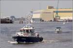 Das Polizeiboot LESMONA ist am 12.08.2007 auf der Weser bei Vegesack unterwegs. Im Hintergrund ist die Lrssen-Werft zu sehen, auf der Luxus- und Megayachten entstehen.