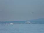 Bodensee - Autofhre (vermultich MS ROMANSHORN) unterwegs auf dem Bodensee mit einem Luftschiff (Zeppelin) ber dem Bodensee am 17.05.2009