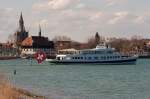 Saisonstart am 02.04.2010: MS Zrich der SBS hat soeben den Kreuzlinger Hafen verlassen und passiert Konstanz auf dem Weg nach Romanshorn. 