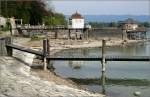 Niedrigwasser am Bodensee: Hier gut erkennbar in Wasserburg. Durch die wenigen Niederschlge und die geringen Scheemengen im Winter in den Alpen und durch die Verdunstung des Seewassers im warmen Wetter, ist der Wasserspiegel im Frhjahr 2007 sehr niedrig. 24.4.2007 (Matthias)