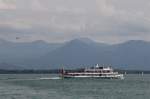 Bodenseeschiff und Luftschiff: MS Karlsruhe verlsst Lindau whrend ein Zeppelin sich aus Richtung Vorarlberg nhert (04.08.2012)