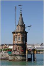 Der ehemalige Leuchtturm von Konstanz hat seine Funktion verloren. Die roten Leuchtfeuer zur Markierung der Hafeneinfahrt sind auf zwei Pfählen (hoch und niedrig) installiert. 10.07.2015