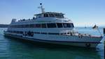 Das Motorschiff Graf Zeppelin der BSB Bodensee-Schiffsbetriebe GmbH beim Anlegen vor der Blumeninsel Mainau am 12 Juli 2018.