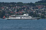 Das Fahrgastschiff ZÜRICH ist hier Anfang Juli 2017 auf dem Bodensee unterwegs. Im Hintergrund die Gemeinde Uttwil in der Schweiz.