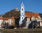 Vorbeifahrt am romantischen Drnstein mit schner Kirche und Burgruine im Hintergrund im Januar 2002. sterreich