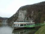 Ausflugsschiff MS  Ludwig der Kehlheimer  im Mrz 2004 an der Anlegestelle vom Kloster Weltenburg, hier beginnt der Kehlheimer Donaudurchbruch.