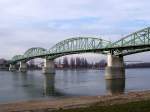 Maria-Valeria-Brcke zwischen Esztergom / Ungarn und Sturovo / Slowakei ber die Donau zwischen Wien und Budapest am Donauknie, aufgenommen am 18.01.2007.