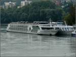 Hotelschiff  SWISS SAPPHIRE  und  VIKING SKY  haben am Zusammenfluss der Inn und der Donau vor Passau am Anlegestegg festgemacht.