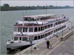 Die 1987 gebaute ADMIRAL TEGETTHOFF liegt hier am Handeslkai bei Schifffahrtszentrum in Wien. Sie ist ein 63 m langes, 10 m breites Fahrgastschiff mit Platz fr max. 600 Personen und gehrt zur Flotte der DDSG Blue Danube. 02.10.2010