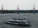 Privatschiff 'Millenium II.' fhrt in Budapest zwischen die Lgymnyosi-Brcke und Petőfi-Brcke, am 30. 04. 2011.  