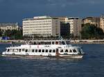 Privatschiff 'Sailor' fährt an Donau in Budapest, am 03.