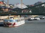Arosa Donna steht in Budapest, an Donau bei der Szabadság-Brücke, am 14.