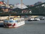 Arosa Donna steht in Budapest, an Donau bei der Szabadsg-Brcke, am 14.