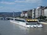 Arosa Mia sthet in Budapest an Donau, zwischen Szabadsg-Brcke und Erzsbet-Brcke, am 06. 06. 2010. 