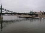 SAALE(04003460; L=99,9; B=9mtr; 1664to; 760PS; Bj.1969) hat soeben die Freiheitsbrücke Donauaufwärts bei Budapest unterfahren; 130827