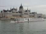 HEIDELBERG(04802890; L=110; B=11,38m; 2x1107PS; 110Passagiere; Bj.2004)passiert Stromaufwärts das Parlament von Budapest;130826
