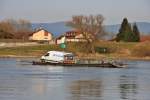 Die Donaufähre Stephansposching im Kreis Deggendorf, eine Gierseilfähre, setzt einen Lieferwagen nach Mariaposching über. 18.02.2014