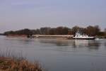 Schubgütermotorschiff  Stadt Nürnberg  (05111560) aus Regensburg mit Güterschubleichter auf Bergfahrt bei Stephansposching/Donau im Kreis Deggendorf. 18.02.2014