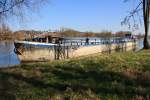 Havariertes GMS  Getan  (04401210) aus Giurgiu/RO liegt auf einer Kiesbank bei Winzer/Donau fest. 24.02.2014