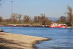 Schubschiff  Mercur 101  (08601698) aus Galati/RO mit 2 Güterschubleichtern auf Bergfahrt bei Winzer/Donau. 24.02.2014