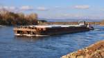 Schubschiff  Wodan  (02322749) mit Güterschubleichter  Casandra  (08601770) auf Bergfahrt bei Winzer/Donau. 28.02.2014