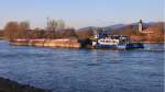 Schubschiff  Wodan  (02322749) mit Güterschubleichter  Casandra  (08601770) auf Bergfahrt bei Niederalteich/Donau. 28.02.2014